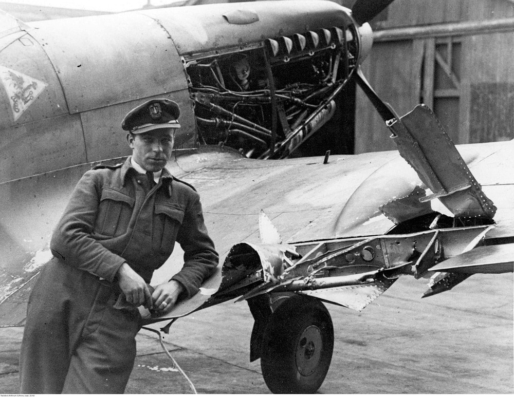 20mm_Mineshell_vs_Spitfire_wing