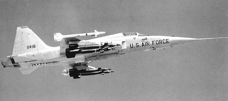 F-5E-11418-foto-USAF-2