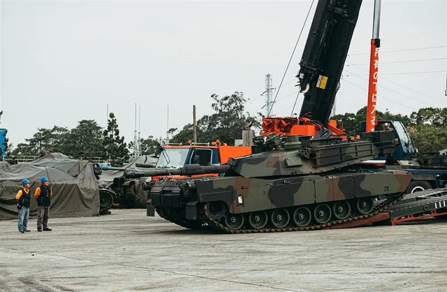 first-batch-of-u-s-made-m1a2t-tanks-arrives-in-taiwan-v0-vxMItWbWZ37U3v0FOlX3Ki7H2nqUObhTk8YM8PYIMjA