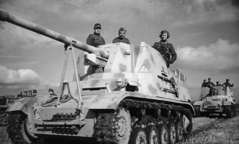 Bundesarchiv_Bild_101I-197-1238-16,_Russland-Mitte,Panzerjäger__Marder_II