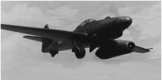 early-me-262-prototype-with-junkers-jumo-210-g-engine-v0-sp332265r59c1