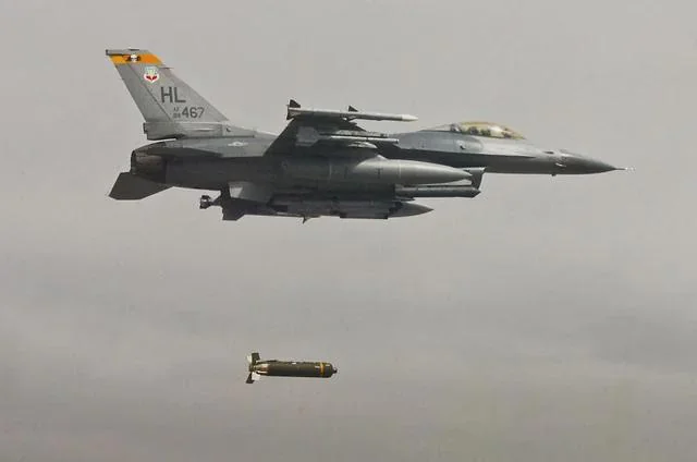 an-f-16-drops-a-cbu-105-air-dropped-anti-tank-cluster-v0-8yv5n9lfbh0g1