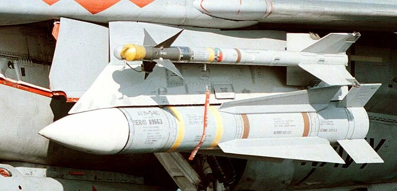 800px-AIM-54_Phoenix_on_plane_cropped