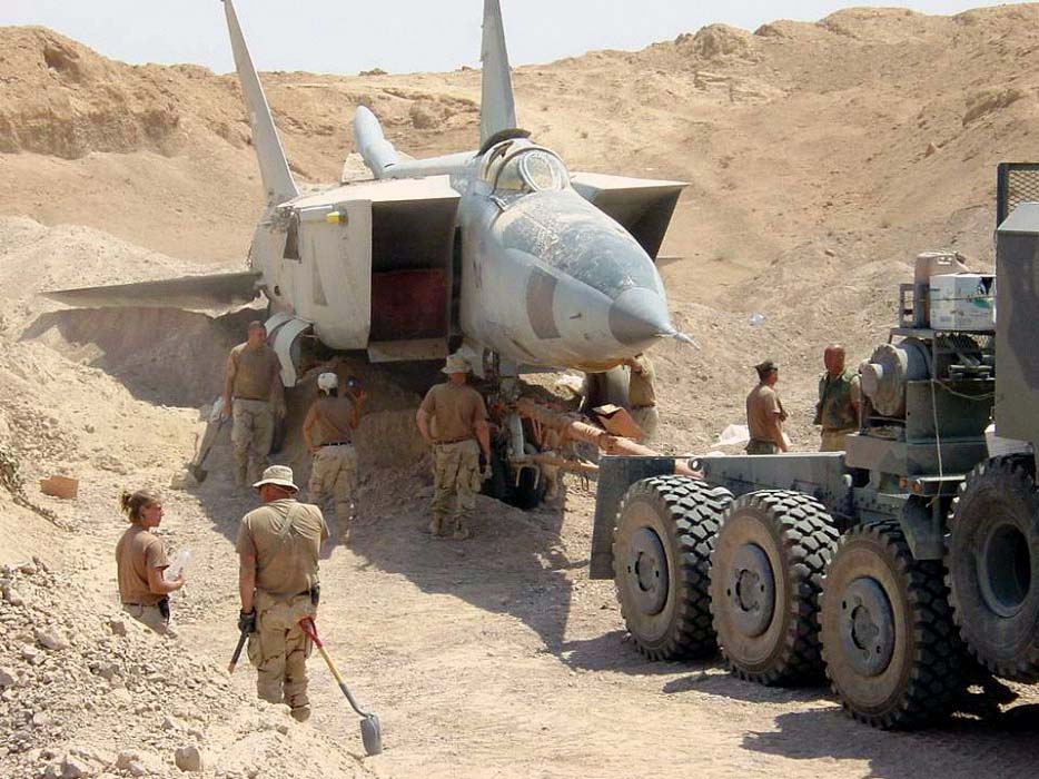 Iraqi-MiG-25-in_sand