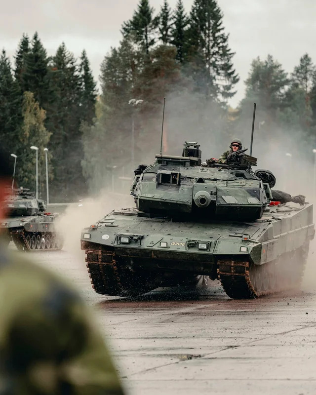 Strv 122C “122138” from the Norrbottens Regiment - I 19 crushing a Volvo V40