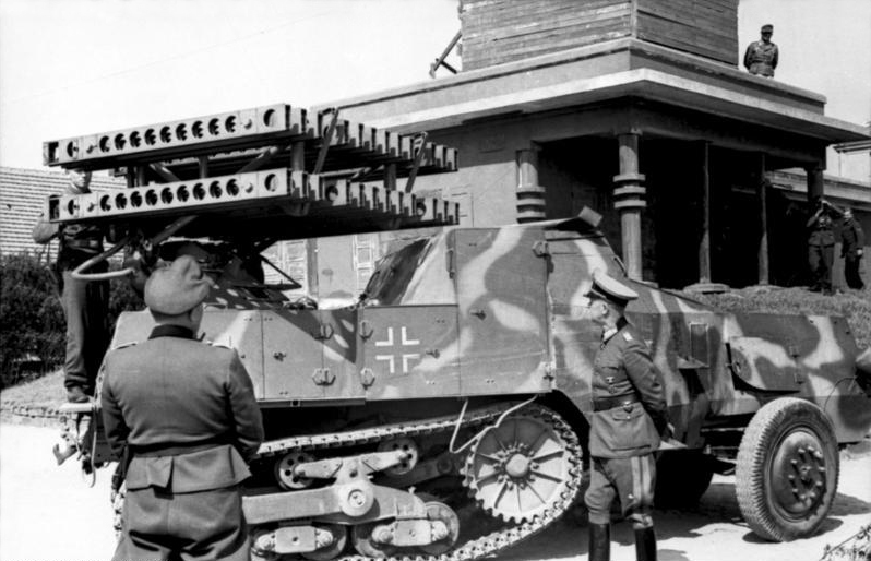 Bundesarchiv_Bild_101I-300-1863-30,_Riva-Bella,_Waffenvorführung_Panzerwerfer