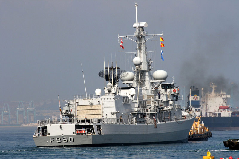 F930 dans le port de Gibraltar
