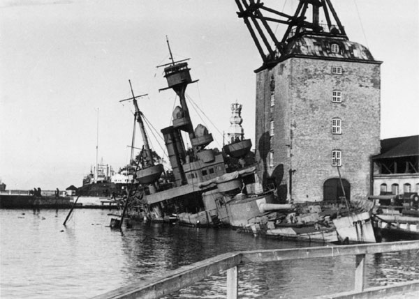 Peder_Skram_sunken_in_Copenhagen_29_August_1943
