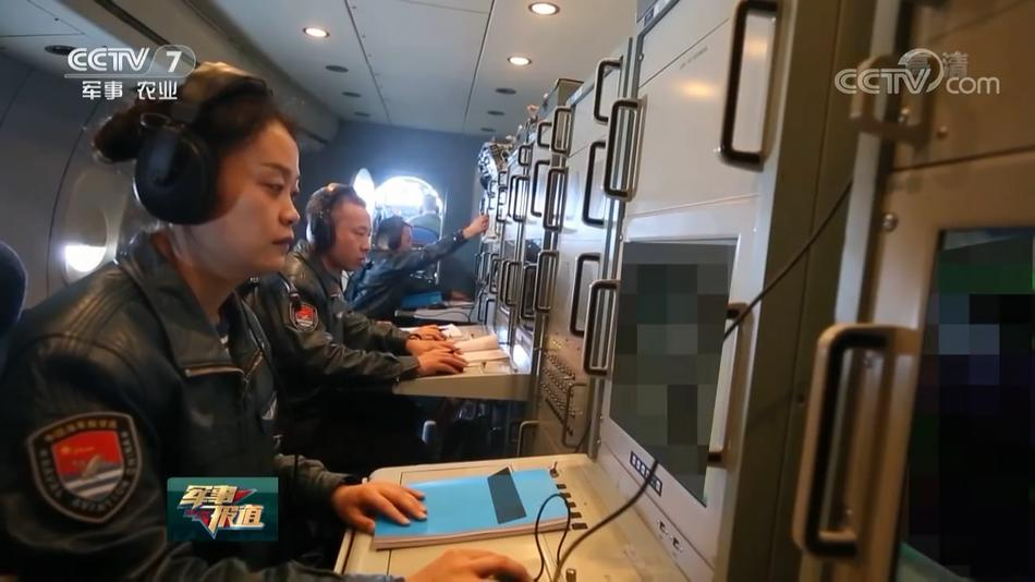 驾驶舱后方的三位操作员