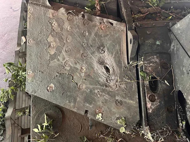 CR2 Turret Cheek struck Ukraine