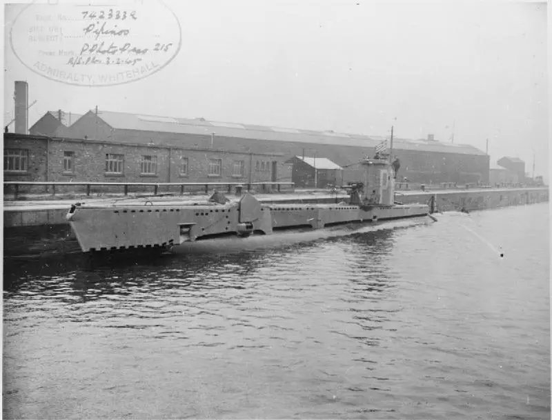 greek-submarine-rhs-pipinos-at-a-quay-wwii-iwm-fl17464