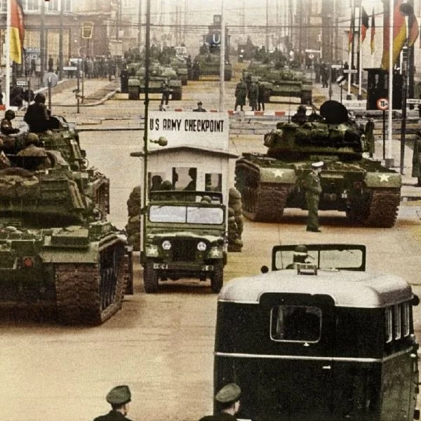 stand-off-between-soviet-and-u-s-tanks-as-cold-war-tensions-v0-f49yqPKslYh3scosqk3NfQLYIPN8lD7C3TYpUQpXXEg
