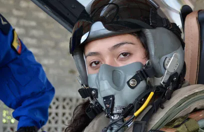 Subteniente-Diana-Ruiz-primera-mujer-ecuatoriana-en-pilotear-avión-Cheetah-2