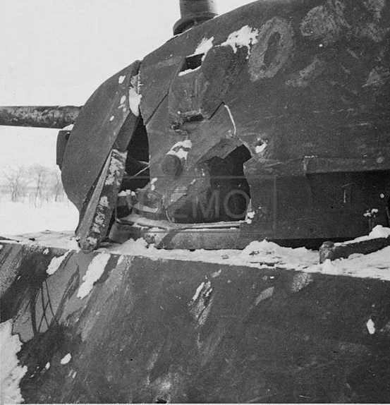 t-34-cracked-due-to-a-non-penetrating-round-because-the-v0-g3f3monqx9091
