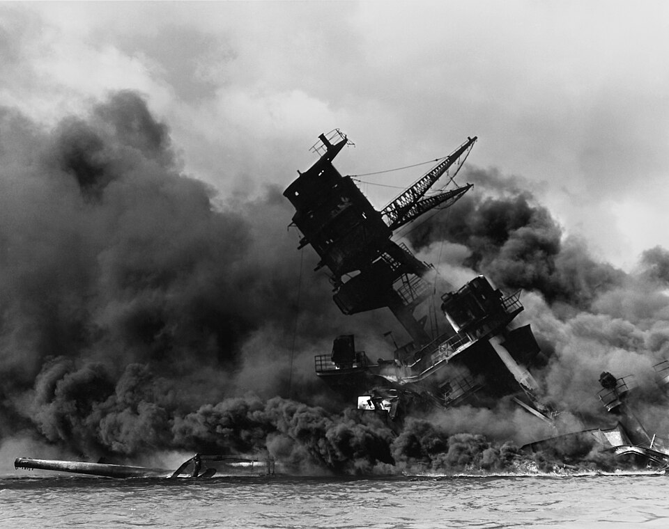 The_USS_Arizona_(BB-39)burning_after_the_Japanese_attack_on_Pearl_Harbor-NARA_195617-_Edit